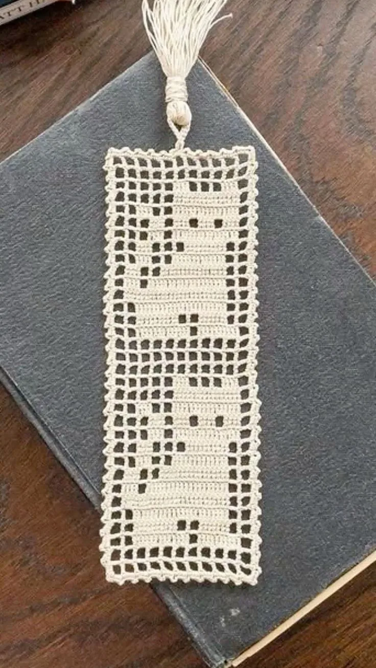 Filet Cat Bookmark in ivory