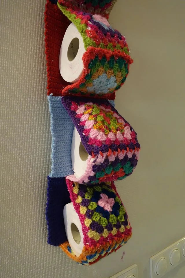 Three-Roll Granny Bathroom Holder in multicolor