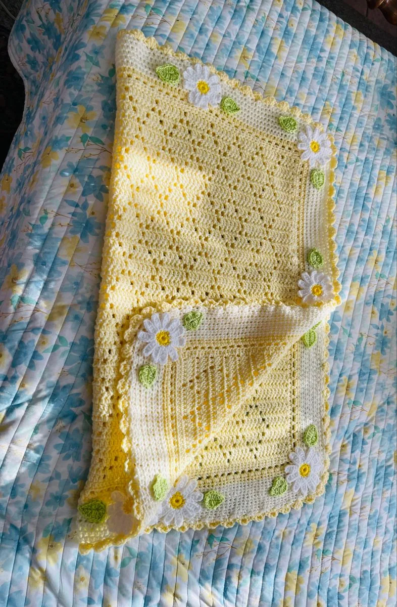 Yellow Daisy-Edge Baby Blanket in yellow, white and green